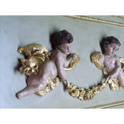 Decoración de ángeles sobre un  de espejos de chimenea