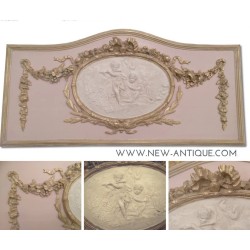 Fronton rose vintage avec un medaillon d ange polychrome blanc et patinee
