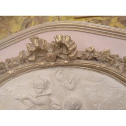 Fronton rose vintage avec un medaillon d ange polychrome blanc et patinee